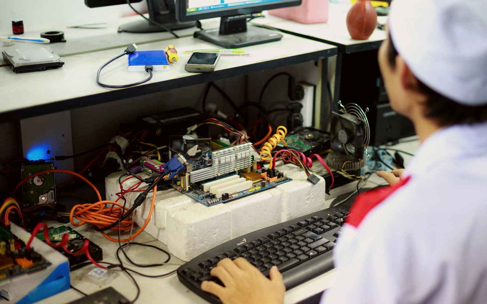 Técnico revisando una computadora